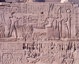 Egipt, Stare Teby, Luksor, Kompleks Świątynny Karnak, Dzielnica Amona-Re, Wielka Sala Hipostylowa, Ściana północna, Płaskorzeźba ze scenami wojny Setiego I w Syrii i Palestynie, szczegół z ofiarami dla bogów