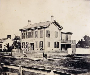 Abraham Lincoln pozujący przed swoim Springfield, Massachusetts Home, ok. 1860-1870 (odbitka albumowa)