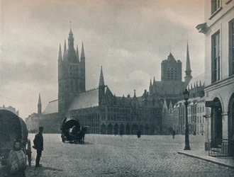 Ratusz i Sukiennice, Ypres, Belgia, ok. 1900 1914-1915