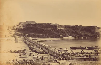 Most łodzi i fort z Khairabad