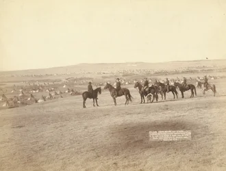 Gen. Miles i personel oglądają największy wrogi obóz Indian w USA, w pobliżu Pine Ridge