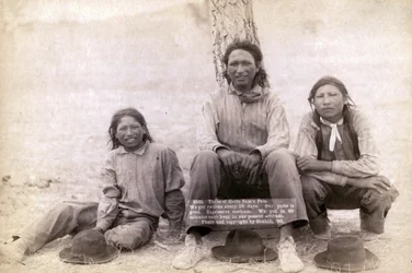 Trzech nastoletnich chłopców Lakota w zachodnich ubraniach, 1891