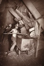 Młyn w kopalni 412, Dolcoath, ilustracja z „Mongst mines and miners, czyli Underground Scenes by Flash-Light” J.C. Burrowsa i Williama Thomasa, wyd. 1893 (zdjęcie w sepii)