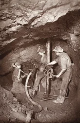 Koniec wiertła skalnego, kopalnia East Pool, ilustracja z „Mongst mines and miners, czyli Underground Scenes by Flash-Light” J.C. Burrowsa i Williama Thomasa, pub. 1893 (zdjęcie w sepii)