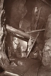 180 w kopalni East Pool, ilustracja z „Mongst mines and miners, czyli Underground Scenes by Flash-Light” J.C. Burrowsa i Williama Thomasa, wyd. 1893 (zdjęcie w sepii)