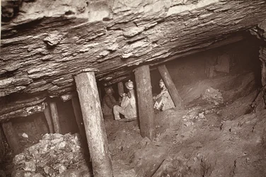 Kopalnia 66, Blue Hills, ilustracja z „Mongst mines and miners, czyli Underground Scenes by Flash-Light” J.C. Burrowsa i Williama Thomasa, pub. 1893 (zdjęcie w sepii)