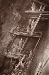 The Man Engine at Dolcoath Mine, ilustracja z „Mongst Miners and Miners, czyli Underground Scenes by Flash-Light” J.C. Burrowsa i Williama Thomasa, pub. 1893 (zdjęcie w sepii)