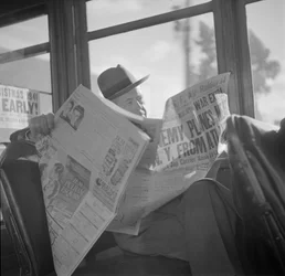 Czytanie wiadomości wojennych na pokładzie tramwaju San Francisco