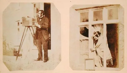 Po lewej autoportret, a po prawej Emma Thomasina Llewelyn (1808-81) drukująca papierowy negatyw w słońcu