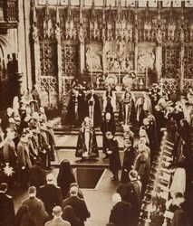 Król Edward VIII posypuje ziemią trumnę swojego ojca, 1936