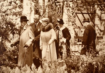 Król Jerzy i królowa Maria na wystawie kwiatów w Chelsea, lata 30.