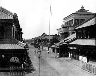 Ulica Tokio w Japonii fot. John Lawson Stoddard (1850 1931) Publikacja edukacyjna dla podróżników i konferencji dla Chicago (zdjęcie czarno-białe)