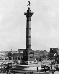 Plac Bastylii w Paryżu z kolumną lipcową z 1834 r. (zdjęcie czarno-białe)