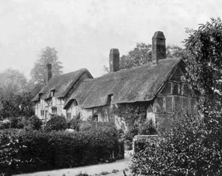 Chata (dom) Ann Hathaway (żony Szekspira) w Stratford upon Avon w Anglii, fot. 1890 (zdjęcie czarno-białe)