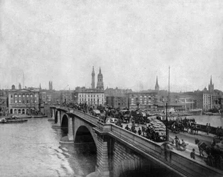 Londyński most zbudowany w 1831 r. nad Tamizą w Londynie, ok. 1900 (zdjęcie czarno-białe)