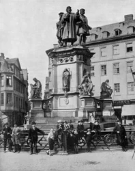 Pomnik ku czci Gutenberga (v.1397-1468) niemieckiego wynalazcy prasy drukarskiej, Francfort (zdjęcie czarno-białe)