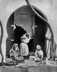 Grupa mauretańskich kobiet, Algieria, ok. 1890, fotografia Johna Lawsona Stoddarda (1850-1931), podróżnika i prelegenta, publikacja edukacyjna dla Chicago