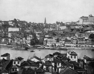 Porto w Portugalii (zdjęcie czarno-białe)