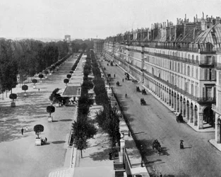 Rue de Rivoli w Paryżu, po lewej ogród Tuileries, w tle Łuk Triumfalny, około 1900