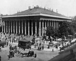 Giełda Papierów Wartościowych w Paryżu ok. godz. 1900 (zdjęcie czarno-białe)