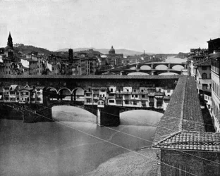 Ponte Vecchio we Florencji, Włochy, stary most na rzece Arno (zdjęcie czarno-białe)