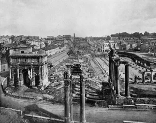 Forum Romanum w Rzymie z ruinami starożytnych zabytków: łuk Septymiusza Sewera (z lewej), kolumny świątyni Saturna (z prawej) i kolumny świątyni Wespazjana (pośrodku, na pierwszym planie)