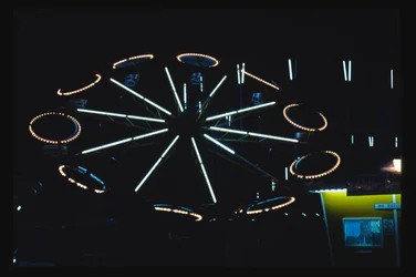 Nocna przejażdżka w parku rozrywki, Atlantic City, New Jersey, USA