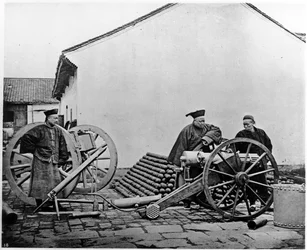 Chiny, oficerowie i żołnierze artylerii ok. 1870 r. (zdjęcie)