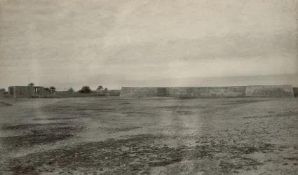 Fort, prawdopodobnie Fort Mosselstein należący do VOC w Band-e Charak niedaleko Bandar-e Lengeh w Iranie