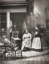 Stare meble, z „Street Life in London”, J. Thomson i Adolphe Smith