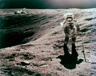 Astronauta Charles Duke na lądowisku Kartezjusza, misja Apollo 16, kwiecień 1972.