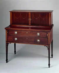 Biurko Tambour, przypisywane sklepowi Johna i Thomasa Seymourów lub Thomasowi Seymours Boston Furniture Warehouse, 1794-1810 (mahoń z intarsją)