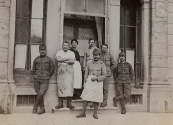 Album "Moja wojna światowa - wspomnienia Frontu Południowo-Zachodniego w Karyntii, Włochy, Trentino-Alto Adige) 31.03.1915-12.11.1918 - Josef Zohles Vienna": portret zbiorowy przed