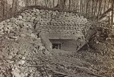 Album "Moja wojna światowa - wspomnienia Frontu Południowo-Zachodniego w Karyntii, Włochy, Trentino-Alto Adige) 31.03.1915-12.11.1918 - Josef Zohles Wiedeń": bunkier wojskowy z armatą