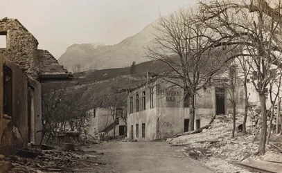 Album "Moja wojna światowa - wspomnienia Frontu Południowo-Zachodniego w Karyntii, Włochy, Trentino-Alto Adige) 31.03.1915-12.11.1918 - Wiedeń Josefa Zohlego": gruz w Bovec (zdjęcie czarno-białe)