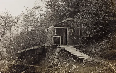 Album "Moja wojna światowa - wspomnienia Frontu Południowo-Zachodniego w Karyntii, Włochy, Trentino-Alto Adige) 31.03.1915-12.11.1918 - Josef Zohles Wiedeń": koszar wojskowy (fot. czarno-białe)
