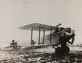 Album "Moja wojna światowa - wspomnienia Frontu Południowo-Zachodniego w Karyntii, Włochy, Trentino-Alto Adige) 31.03.1915-12.11.1918 - Josef Zohles Wien": Samolot austriacki (zdjęcie czarno-białe)