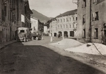Album "Moja wojna światowa - wspomnienia frontu południowo-zachodniego w Karyntii, Włochy, Trentino-Alto Adige) 31.03.1915-12.11.1918 - Wiedeń Josefa Zohlego": plac Tolmezzo (zdjęcie czarno-białe)
