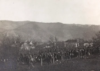 Album "Moja wojna światowa - wspomnienia Frontu Południowo-Zachodniego w Karyntii, Włochy, Trentino-Górna Adyga) 31.03.1915-12.11.1918 - Josef Zohles Wiedeń": więźniowie (b/w foto)