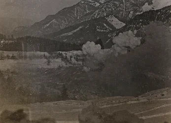 Album "Moja wojna światowa - wspomnienia Frontu Południowo-Zachodniego w Karyntii, Włochy, Trentino-Alto Adige) 31.03.1915-12.11.1918 - Wiedeń Josefa Zohlego": bombardowania (zdjęcie czarno-białe)