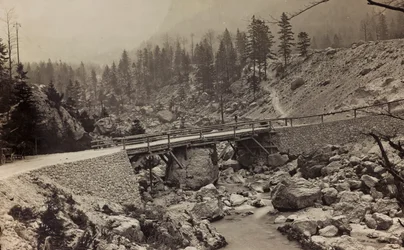 Album "Moja wojna światowa - wspomnienia Frontu Południowo-Zachodniego w Karyntii, Włochy, Trentino-Alto Adige) 31.03.1915-12.11.1918 - Wiedeń Josefa Zohlego": most wojskowy nad rzeką