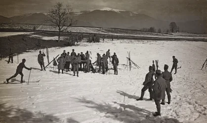 Album "Moja wojna światowa - wspomnienia Frontu Południowo-Zachodniego w Karyntii, Włochy, Trentino-Górna Adyga) 31.03.1915-12.11.1918 - Josef Zohles Wiedeń": żołnierze na nartach (b/w foto)