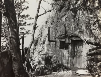 Album "Moja wojna światowa - wspomnienia Frontu Południowo-Zachodniego w Karyntii, Włochy, Trentino-Górna Adyga) 31.03.1915-12.11.1918 - Josef Zohles Wiedeń": ostoja wojny (zdjęcie czarno-białe)