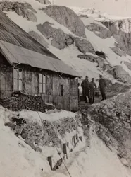 Album "Moja wojna światowa - wspomnienia Frontu Południowo-Zachodniego w Karyntii, Włochy, Trentino-Górna Adyga) 31.03.1915-12.11.1918 - Josef Zohles Wiedeń": barak wojskowy (fot. czarno-białe)