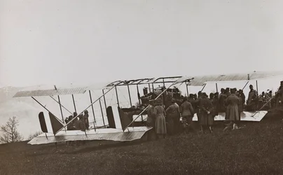 Album "Moja wojna światowa - wspomnienia Frontu Południowo-Zachodniego w Karyntii, Włochy, Trentino-Alto Adige) 31.03.1915-12.11.1918 - Josef Zohles Wien": żołnierze austriaccy i samolot