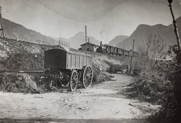 Album "Moja wojna światowa - wspomnienia Frontu Południowo-Zachodniego w Karyntii, Włochy, Trentino-Górna Adyga) 31.03.1915-12.11.1918 - Josef Zohles Wien": kolej Tolmezzo (b/w foto)