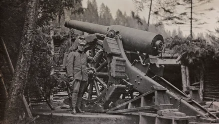 Album "Moja wojna światowa - wspomnienia Frontu Południowo-Zachodniego w Karyntii, Włochy, Trentino-Górna Adyga) 31.03.1915-12.11.1918 - Josef Zohles Vienna": żołnierz z pistoletem (zdjęcie czarno-białe)