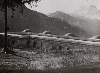 Album "Moja wojna światowa - wspomnienia Frontu Południowo-Zachodniego w Karyntii, Włochy, Trentino-Alto Adige) 31.03.1915-12.11.1918 - Josef Zohles Wien": twierdza włoska (b/w pho