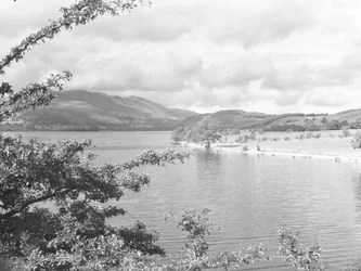 Widok na Crummock Water ze wzgórzami w tle