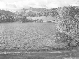 Widok na Loughrigg Tarn, wzgórza w tle